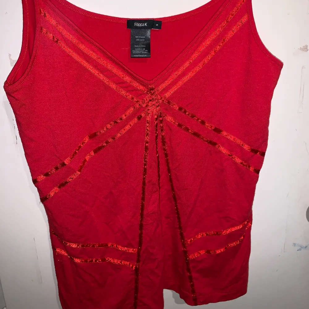 Jättefint rött Filippa K linne, ordinarie pris 700kr , finns inte längre att köpa i butik, säljer för att den ej kommer till användning . Toppar.