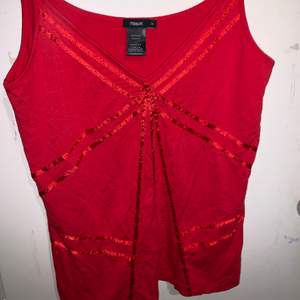 Jättefint rött Filippa K linne, ordinarie pris 700kr , finns inte längre att köpa i butik, säljer för att den ej kommer till användning 