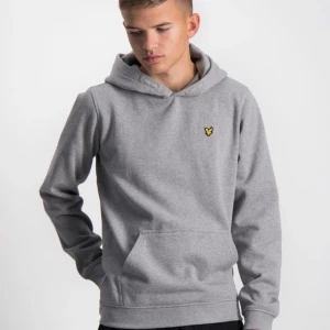 Lyle & Scott Hoodie Unisex - Lyle & Scott Hoodie i mellangrå, funkar för både tjejer och killar. Junior storlek, dvs en XS-S. Använd max fem gånger. 