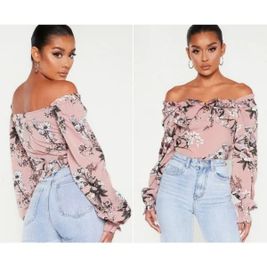 Gammelrosa blommig blus 32 - Färg: Rosa (mönstrad).  Strl: 32/XS.  Fin blus med blommigt mönster och söta detaljer. Dragkedja baktill i ryggen. OBS. Aldrig använd, lappar kvar!! Förvarad i förpackning. Kommer ej till användning och stor garderobsrensning pågår!