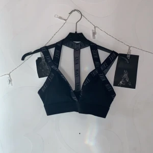 Nike sport-bh  - Jättefin Nike sport-bh som är bara använd 1 gång😊Jag säljer den för att den känns för liten för mig tyvärr🥺❤️ Köpte den för runt 350 kr💕 Skriv till mig privat om du vill se hur den sitter på!