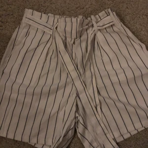 Randiga shorts - Randiga shorts med resår midja och knytband.