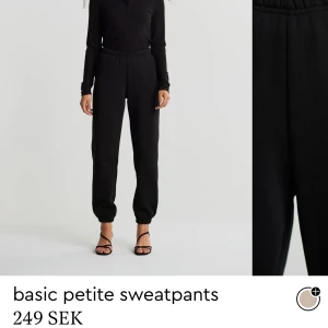 Supersköna svarta mysbyxor från Gina!!💞 - Superfina svarata mysbyxer i kort modell köpta på Gina. Dom kommer tyvärr inte till andvändning då dom är lite för långa för mig. Jag är ca 155cm lång. Skulle nog passa bäst på ngn runt 160! Dom är i storlek XS. På Ginas hemsida kostar dom 249kr men jag säljer dom för 100kr + frakt!