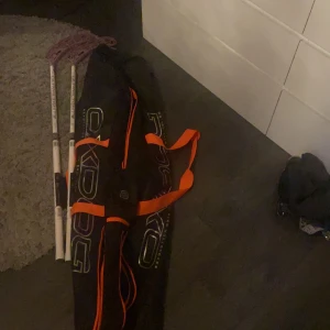 Paket pris!!!📦🙏🏼 - Jag säljer nu en innebandy bag med jätte mycket urymme med 6 st dragkedjor! alltså många fack! Den är svart, orange och silver! Köpt för 900kr, sedan säljer jag två jätte fina klubbor som har lila blad å vit linda, har silver ditataljer, de är ultralight hess 29 och längd: 107,96 - 165-180 och left se bild! Båda är köpt för 2598kr så säljer hela paket prisset för 1800kr! Har aldrig andvänt klubborna eller bagen! skriv gärna pirvat meddelande om några frågor! Köparen står för frakten! Tack på förhand! 