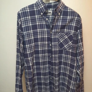  - Skjorta från Acne med Buttondown. Ganska stor för att vara en strl 46.