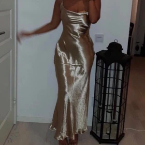 Guldig klänning - Otroligt fin guldig klänning!! Helt oanvänd, endast för att ta bilden ovan. Prislapp finns kvar❤️ Hör av er vid intresse om ni undrar något eller om ni vill ha fler bilder🌸