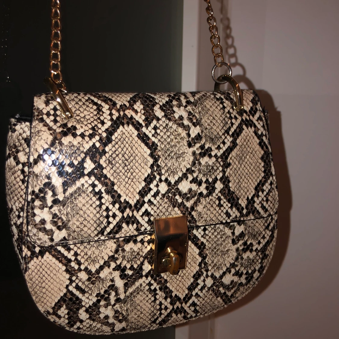 Ormmönstrad handväska 