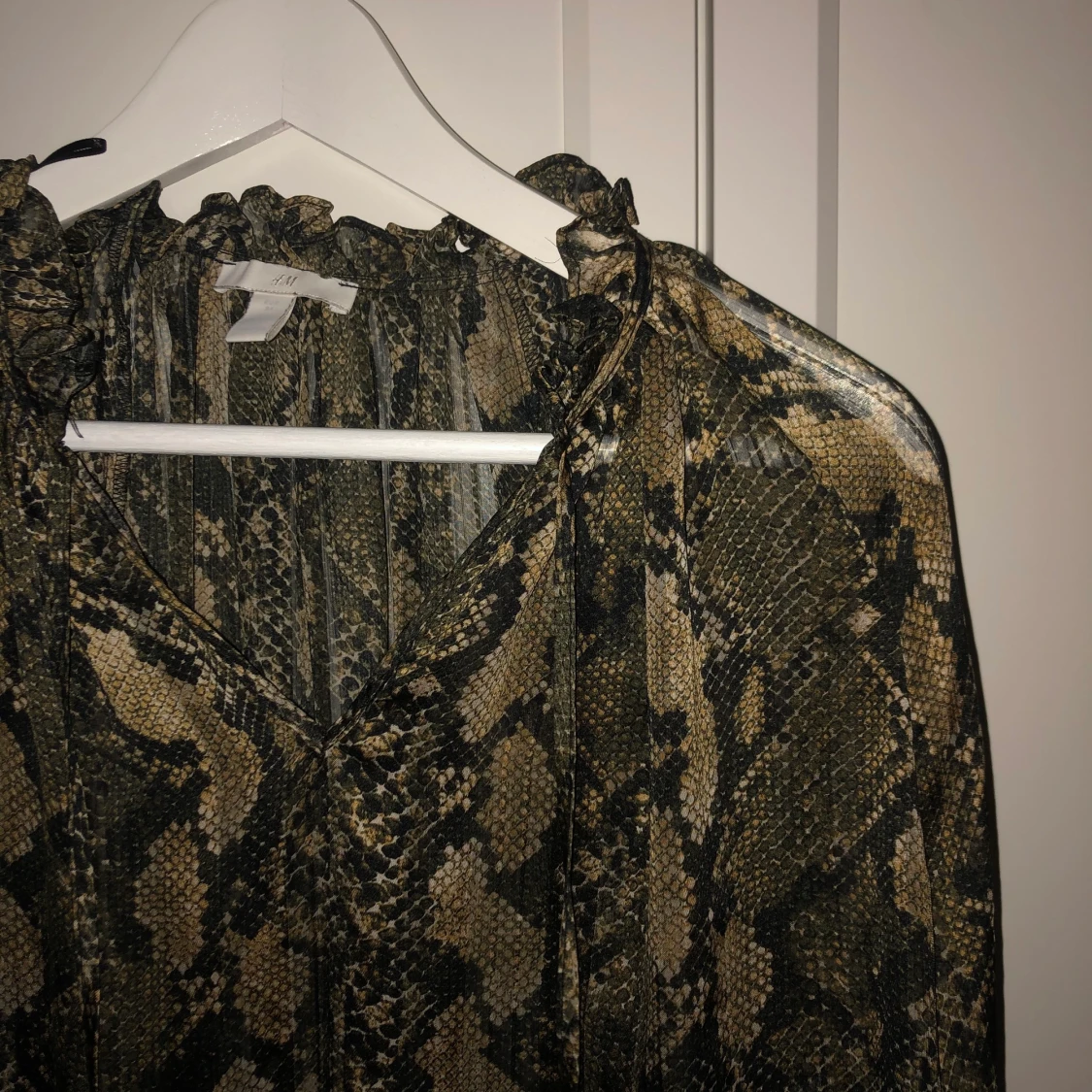 Tunn blus i ormmönster 
