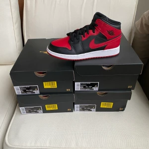 Jordan 1 mid Banned storlek 36,5 - Säljes helt nya aldrig använda Jordan 1 Mid Banned i storlek 36,5 . Kvitto finns. Skorna finns att hämta i Gröndal stockholm eller så skickas de på köparens bekostnad. Pris : 1299