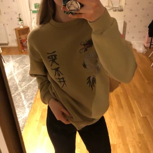 Sweatshirt med tryck - Köpt här på plick men känner att den ej är min stil så skulle säkert passa någon annan bättre.