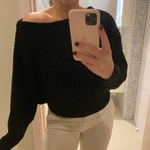 Skickad off-shoulder tröja - Fin stickad off-shoulder tröja i färg svart. Tröjan är använd men i fint skick! Passar xs-s✨💕
