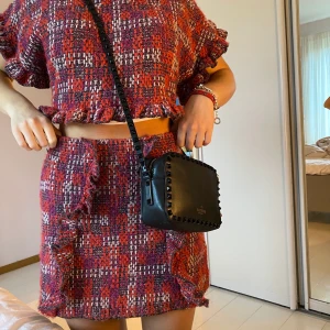 Stickat set - Stickat set med metalltrådar, sitter fint på och nypriset för båda delar var 500kr. S i både topp och kjol.