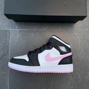 Air jordan 1 mids - Helt nya och äkta! Storlekar som finns: 36,5-40 (gs)