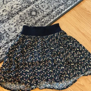 Kjol  - En blommig fin kjol. Passar xs och s. (34). Men väldigt tybar. 60kr, frakt ingår 