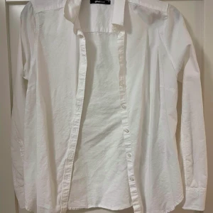 Skjortor  - Två likadana skjortor, en blå och en vit. Säljer båda för 100kr