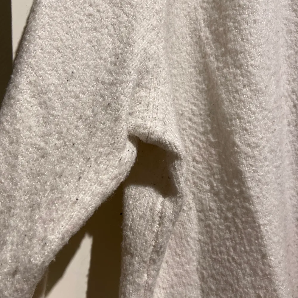 En vit stickad tröja från lager157, nopprig, se bild. Köparen står för frakt 🥰🥰. Stickat.