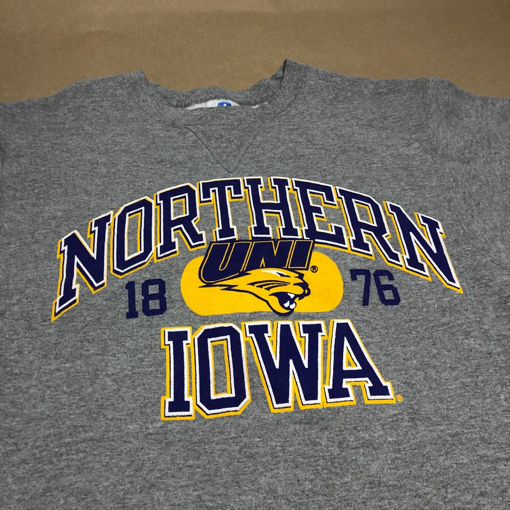 Vintage Northern Iowa sweatshirt   Storlek M Measurements: Length - 68 cm Pit to pit - 50 cm  Condition: Vintage (9/10)  (Pris - 350kr)  DM för mer bilder och frågor #sweatshirt  #sweden  #vintage (Bud i kommentaren om fler är intresserad). Tröjor & Koftor.