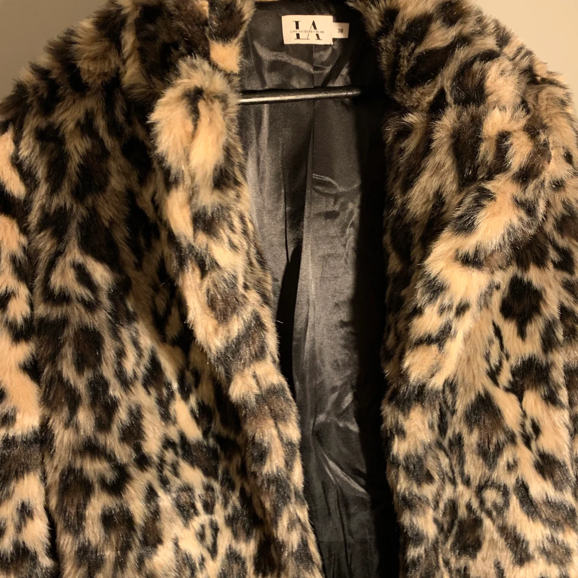 Pälsjacka i leopardmönster Linn Ahlborg X NA-KD.  - 90