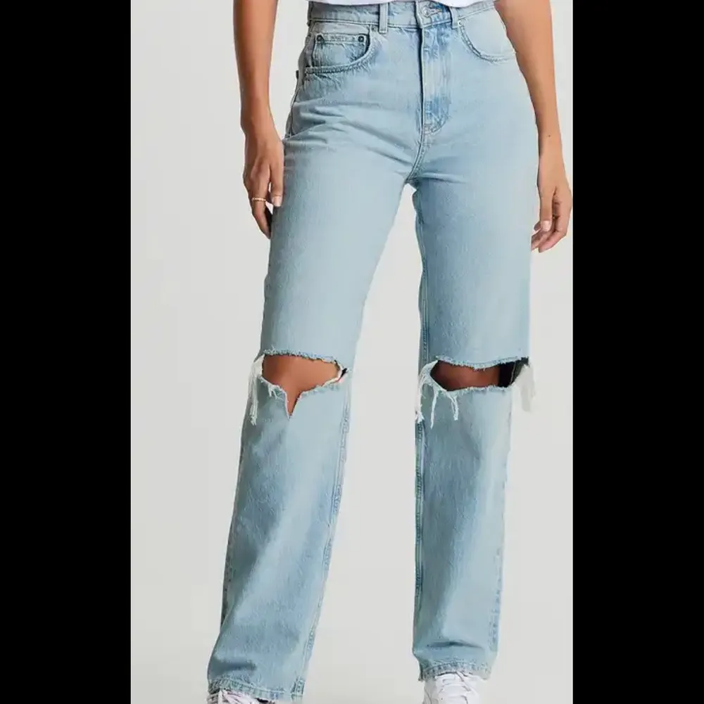 Säljes pga lite för korta för mig som är 173cm, knappt använda, bra skick, köparen står för frakten🥰 . Jeans & Byxor.