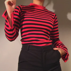 Röd/Svart Randig Y2K Tröja - 🌍JAG STÅR FÖR FRAKT🌏 Super stilren randig tröja från Carlings köpt för några år sedan men knappt använd så princip i nyskick. E-girl/y2k emo vibe som är är perfekt för layering! Färgen mest trogen bild 2. Står S men modellen är XS. 