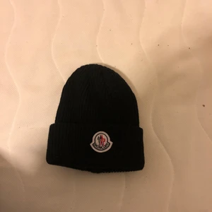 Moncler mössa - Svart monclear mössa o jättebra skick. Mössan är aldrig använd och är köpt för 1600kr. 