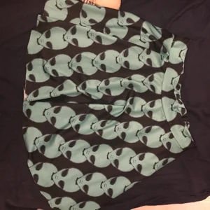 Alien kjol - Fräck Alien kjol i stretchigt material - storleken uppskattas till S-L kanske. Katt i hemmet o frakt tillkommer 