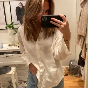 Vit skjorta - Jätte fin vit skjorta från Zara i jätte mjuk material