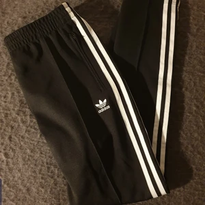 Adidas strl 36-38 - Snygga sportbyxor, Passar alla som bär strl  36-38! Pris kan diskuteras på dessa!🤗 