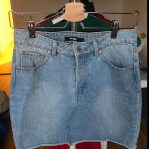  - Fin jeanskjol i storlek S från Bikbok. Kjolen är i fint skick! 