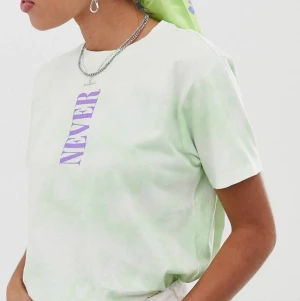 T-shirt  - Väldigt fin och söt batik T-shirt köpt på ASOS .  Använd endast ett få antal gånger och i fint skick ! 