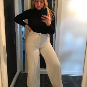 Jeans - Såå fina cremevita jeans med bruna sömmar från monki!! Gaaalet sköna men kommer inte till användning:( Köpare står för frakt