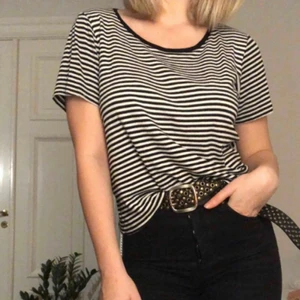 Randig t-shirt - Mjuk randig t-shirt. Perfekt till vardags! Köparen står för frakt:)