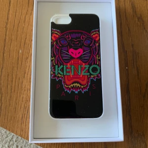 ÄKTA KENZO SKALL - Säljer nu mitt fina KENZO skal pga att jag köpt ny telefon. Köp på KN i Stockholm. En liten plast bit har gåt av i hörnet men syns knappt.
