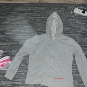 Hello Kitty Hoodie - Världens sötaste hello Kitty hoodie!!! Älskar den så mycket men kommer inte till användning. Står storlek M men passar både både Xs och S beroende på hur man vill att den ska sitta. 