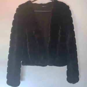  - Fuskpäls jacka från ginatricot. Använd max 5ggr så jättebra skick!