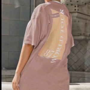  - Oversized t-shirt från Prettylittlething 💘 Endast testad, prislapp kvar. Jag är i vanliga fall S, funkar bra med cykelbyxor under exempelvis. As fett tryck på baksidan ⚡️ Köparen står för frakt! slide in i DM för fler bilder 