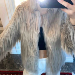  - Säljer min superfina ljusgråa fake päls jacka från madlady. Köptes för flera år sedan men är endast använd 1 gång. Perfekt vår/höst jacka !!