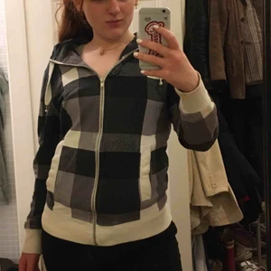  - Rutig zip-hoodie från Divided by H&M. Gott skick! Möts i innerstan/köparen står för frakt. 🔥