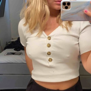  - Cropped t-shirt från Gina tricot, 75kr inkl frakt 