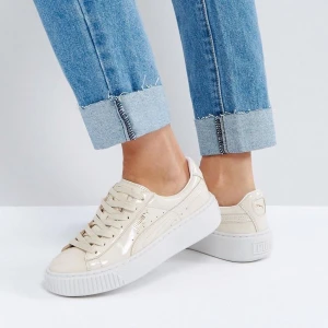 Pumaskor med hög sula storlek 38 - Storlek 38. Snygga pumaskor med lite högre sula. Använda en gång, är lite lortiga men det går bort direkt om man tvättar dem! Använder inte längre då de tyvärr är för små. Skosnörena är tyvärr borttagna.