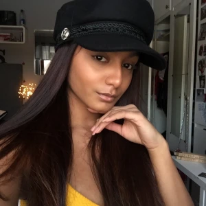 Emilkeps - Svart ”emilkeps” bara använt till selfies💜 Från madlady eller JFR💙 Jag är 54cm runt huvudet 🐝 Köparen står för frakten!