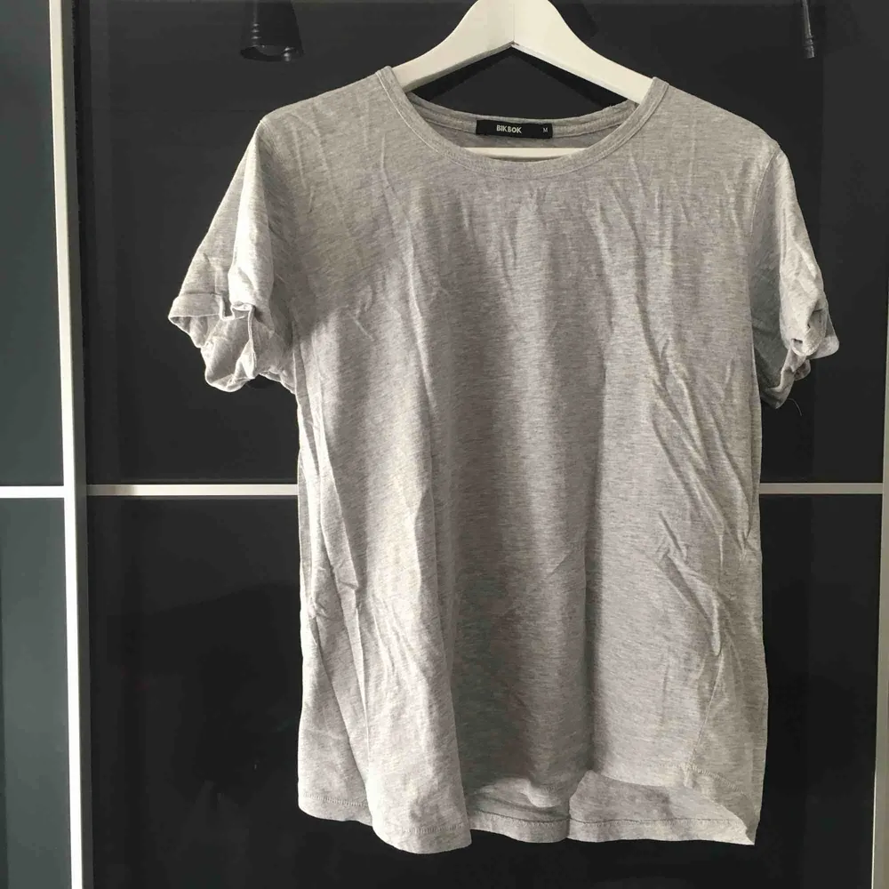 Två vanliga t-shirts från Bikbok, svart och grå. Båda för 150kr och frakt ingår.. T-shirts.