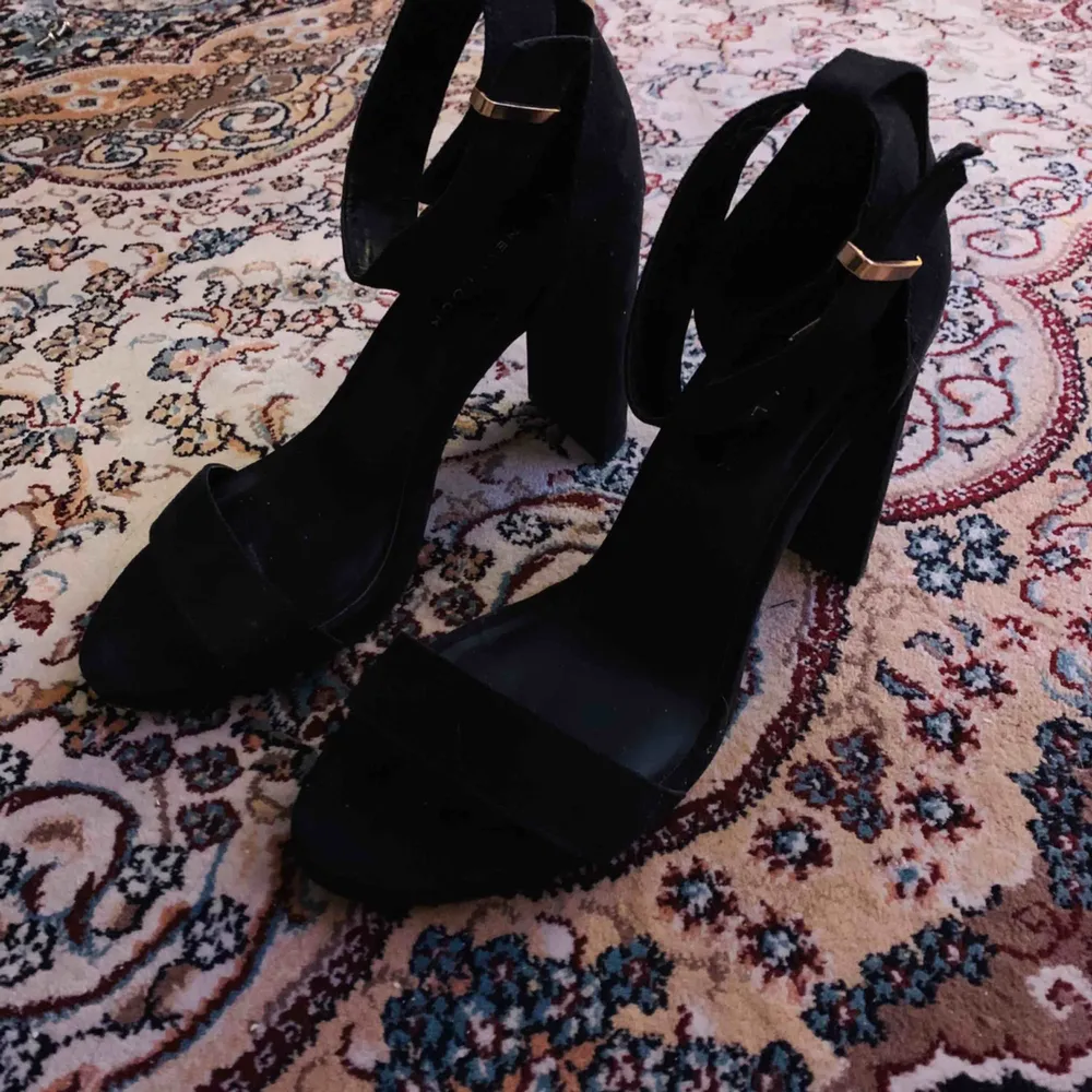 Sandaletter från New Look med en klackhöjd på cirka 10cm.   Skorna är använda en gång.   I priset ingår frakt. . Skor.