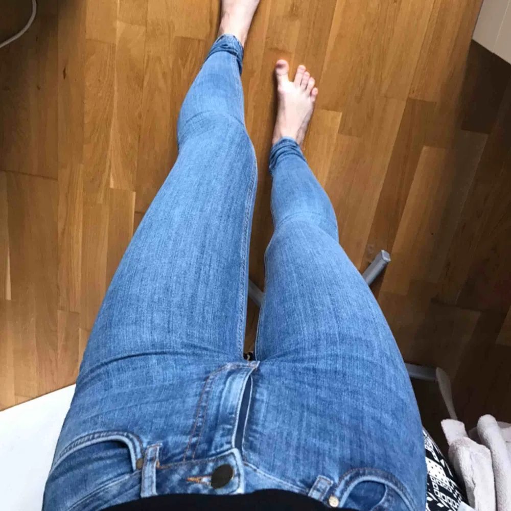 Supersnygga högmidjade jeans i modellen Hannah från Cubus! I princip oanvända. Strl 24/XS. Nypris 599kr. Jeans & Byxor.