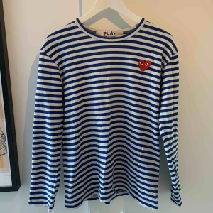  - Tröja från Comme des Garcons, det är herrstorlek men passar även om man vill ha den lite oversized. Den är flitigt använd och har även två småfläckar som ni kan se på bilden