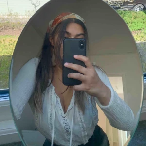  - Blus med knytning från h&m. Frakt 22kr