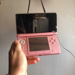 Supersöt rosa Nintendo 3ds som tyvärr inte används längre! Kommer med 1 spel