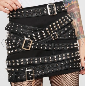 Svart kjol med nitbälten XS - Säljer denna supersnygga kjol pga fel storlek. Den är köpt från Dollskill och endast provad, aldrig använd. Prislapp kvar. Nypris 788sek :) 