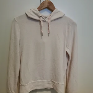 Hoodie från Gina Tricot, S - Säljer eftersom den bara hänger i garderoben. Väldigt skön och mysig tröja, har blivit färgad något rosa i tvätten. Kan vara flexibel med pris ✨Frakt tillkommer. 