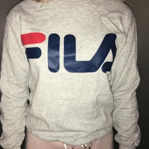 Fila tröja strl S - Säljer min fila tröja då den inte kommer till användning. Strl S men passar även XS & liten M. Endast använd fåtal gånger och är som ny. Inga fläckar eller slitningar. Nypris 599kr- mitt pris 200kr🤍